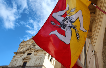 Bandiera della sicilia che sventola1