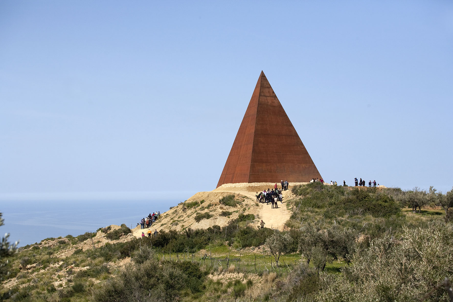 La piramide 38mo parallelo Mauro Staccioli 2