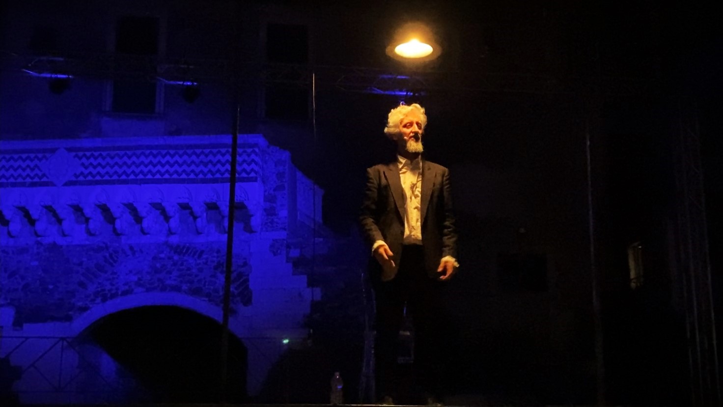 a Ascanio Celestini autore regista e interprete di Radio Clandestina durante lo spettacolo a Catania