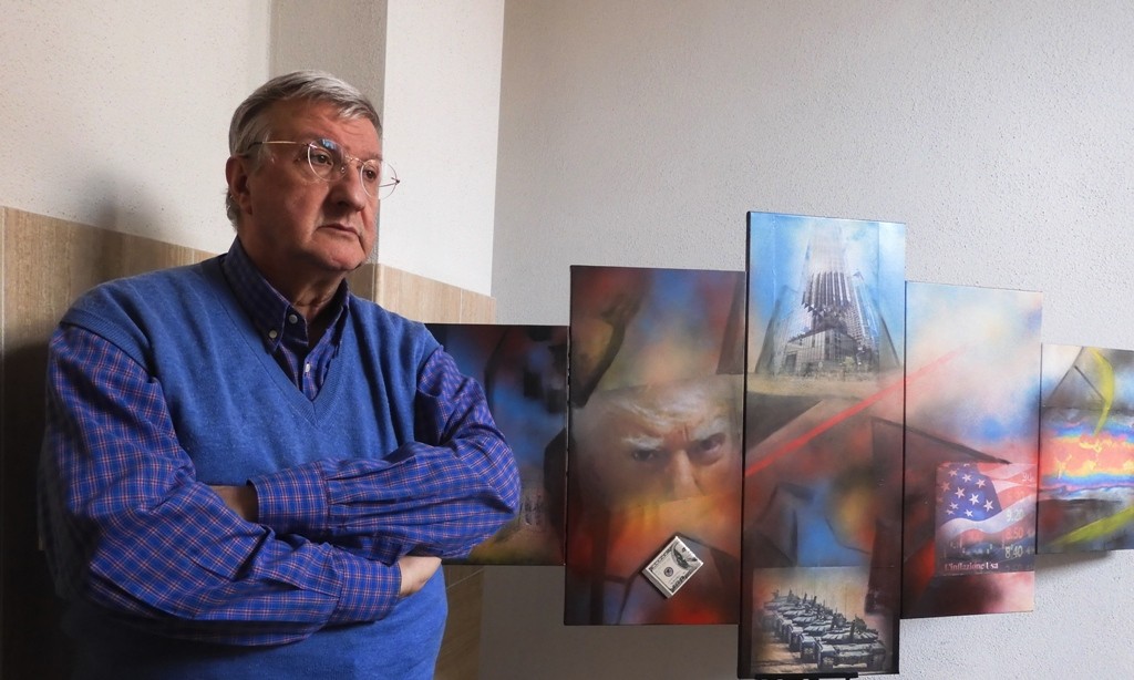 thumbnail Francesco Guadagnuolo con la sua opera Il ritorno di Trump 