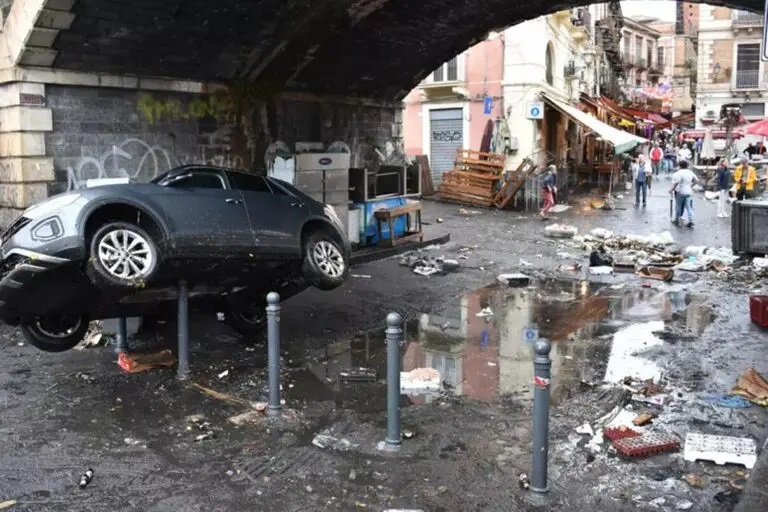 auto bloccata sui paletti 768x512