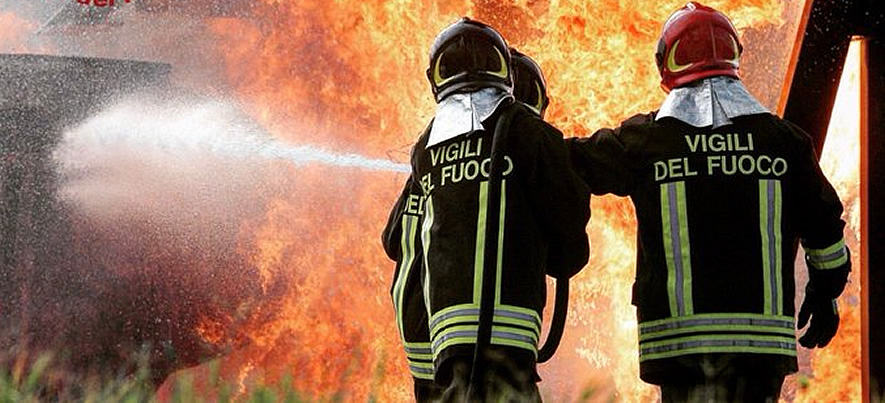 vigili del fuoco domano incendio 885x