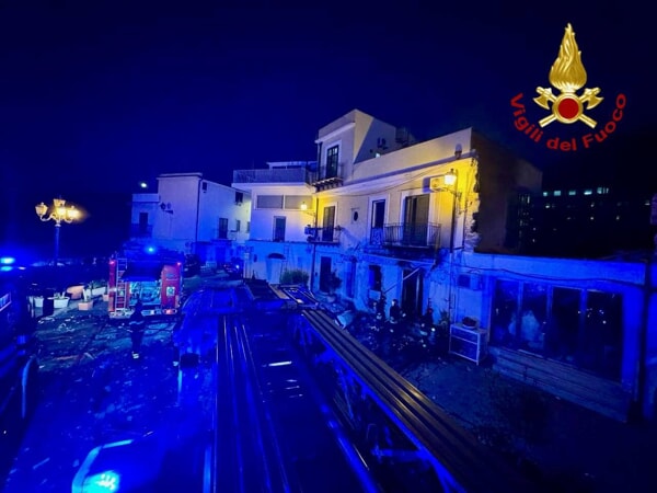 Esplosione e incendio in una gelateria allArenella 1