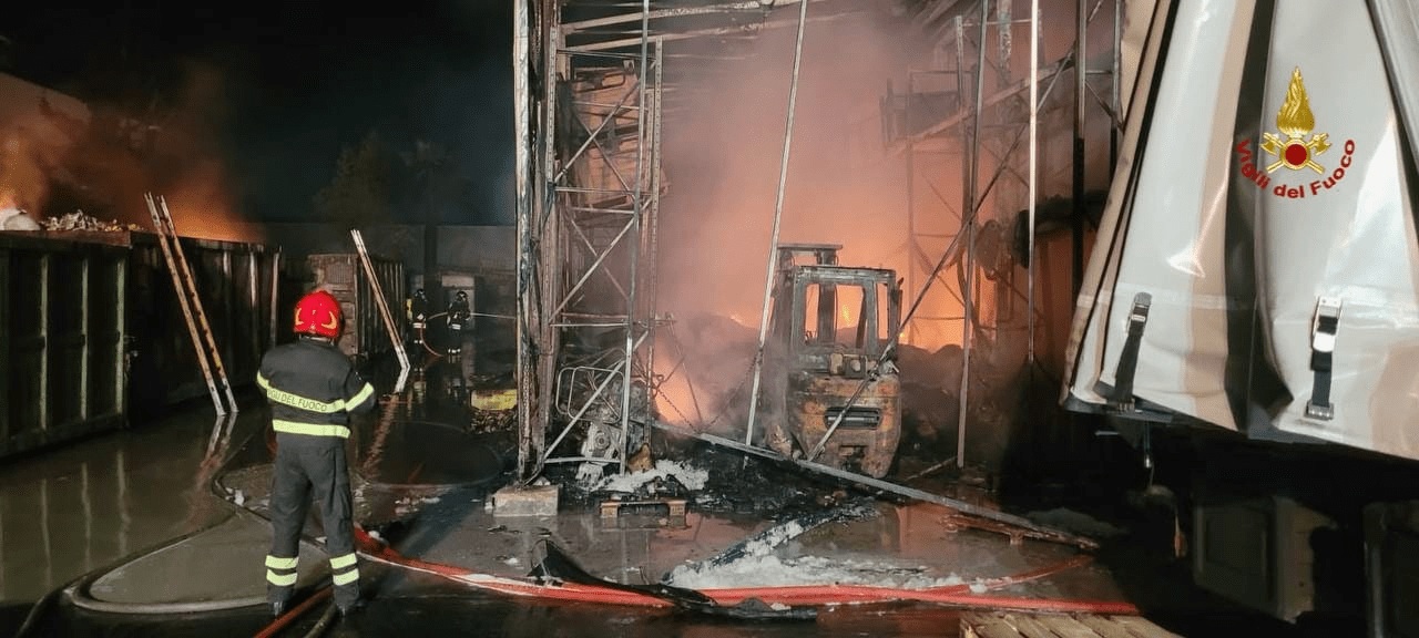 Incendio in un impianto di tra