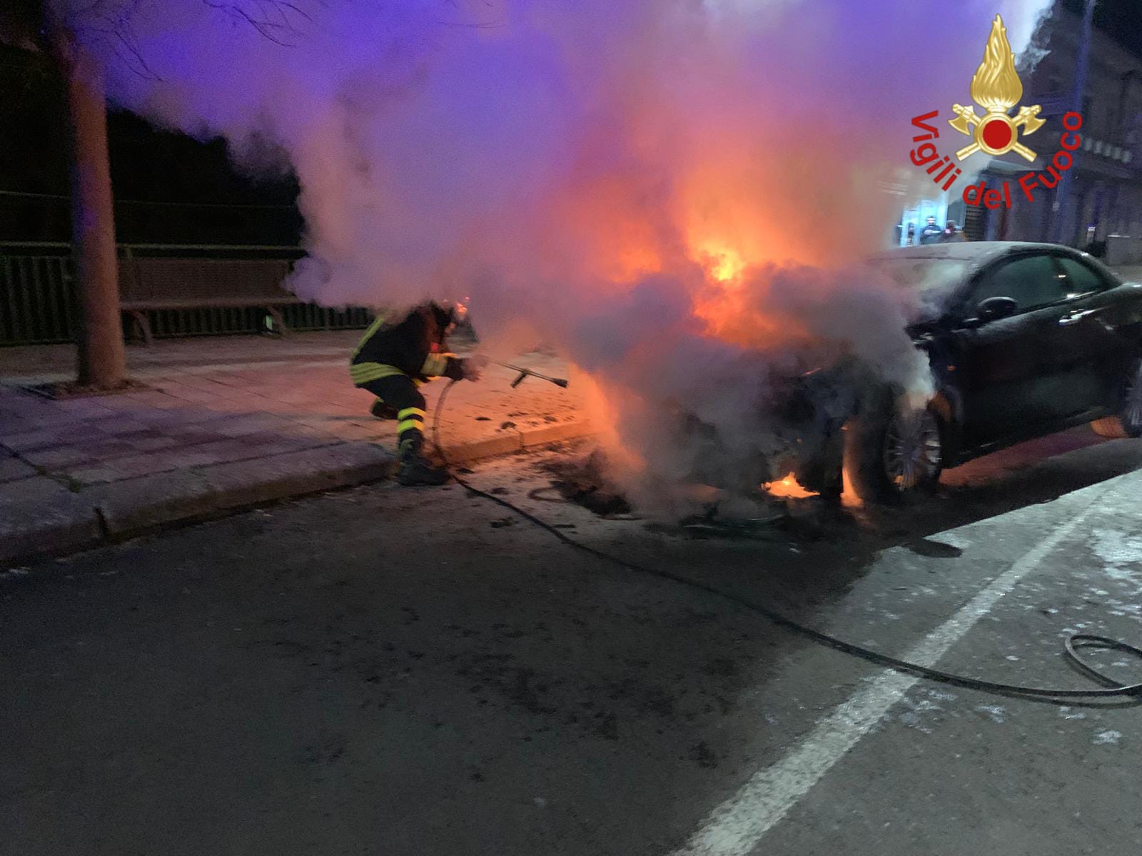 auto in fiamme