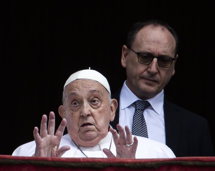 strappetti papa francesco 1152x768