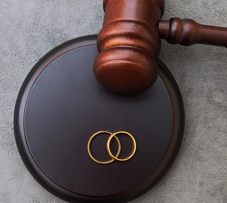 giudice tema giudice martelletto fedi nuziali su cemento pietra sfondo grigio procedimento di divorzio maglio di 80942 10150