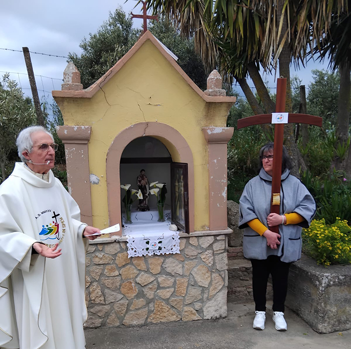 Don Salvatore davanti ledicola di San Giuseppe