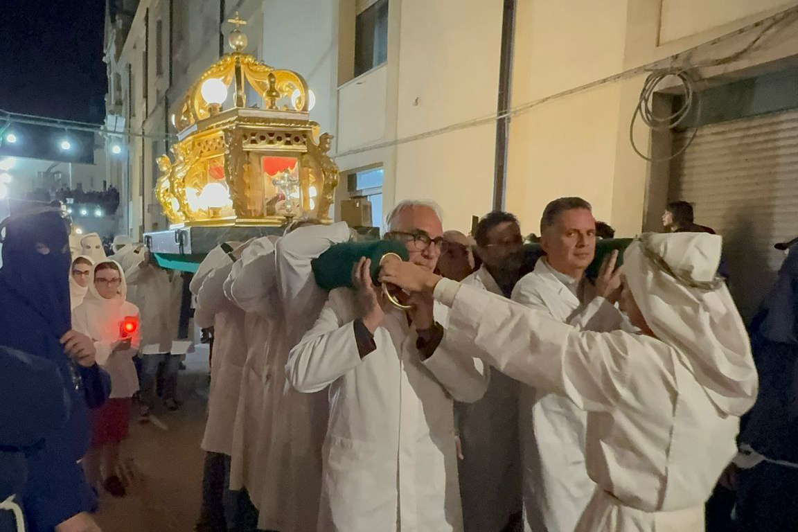 camici bianchi in processione