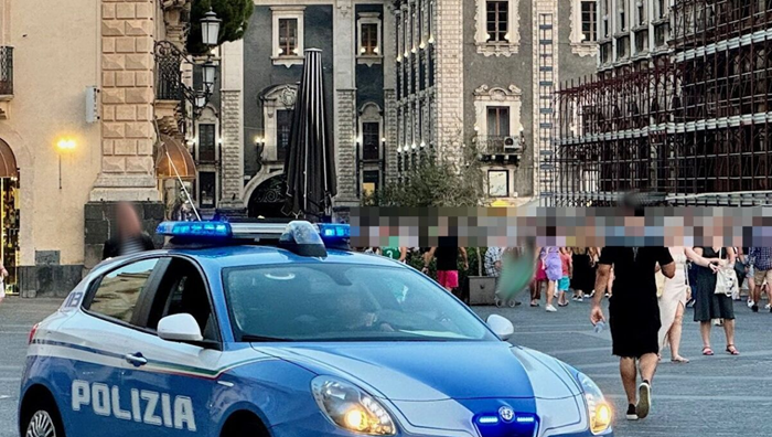 55ENNE ACCUSA UN MALORE IN STRADA IMMEDIATAMENTE SOCCORSO DAI POLIZIOTTI GRAZIE AL DEFIBRILLATORE IN DOTAZIONE ALLE VOLANTI 1 1200x1171