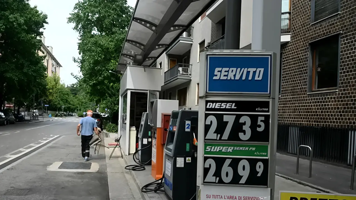 prezzi da record al distributore di milano