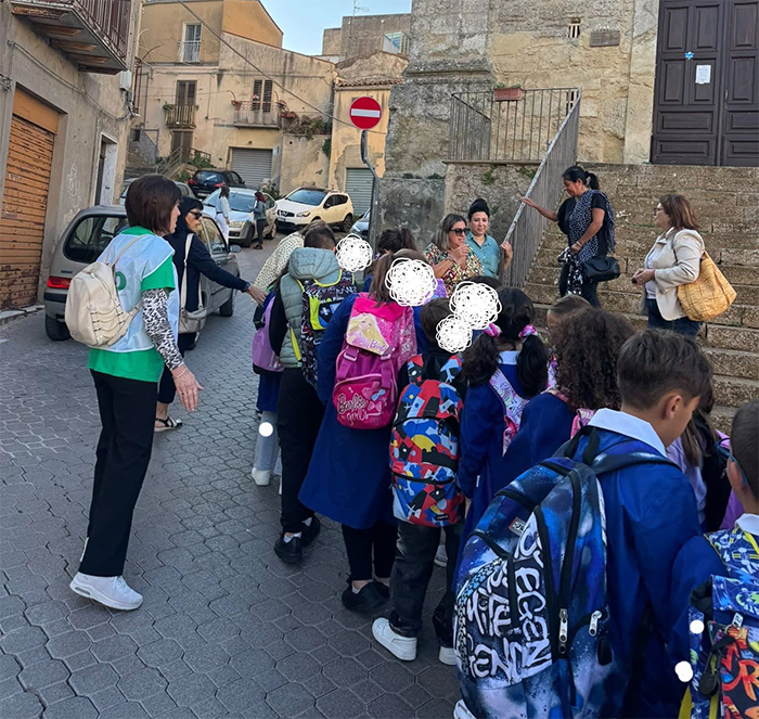 bambini in fila