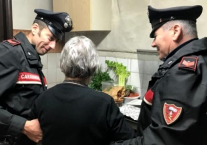 anziana e carabinieri