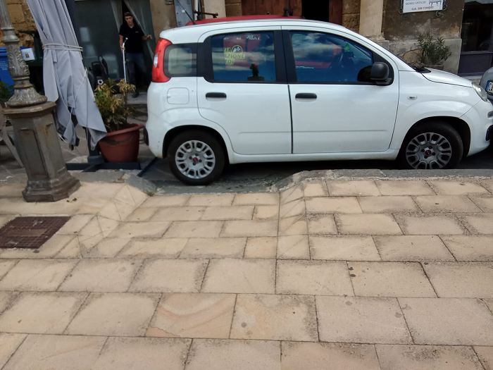 auto in sosta vietata