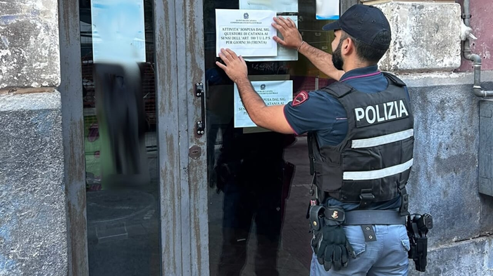 CONTROLLI DELLA POLIZIA DI STATO NELLE ZONE DELLA MOVIDA. DENUNCIATO IL TITOLARE DI UN LOCALE CHE SOMMISTRAVA ALCOL AI MINPRE. SOSPESA LATTIVITA PER 30 GIORNI. 2