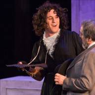 “La Zia di Carlo” al Metropolitan una commedia musicale tra equivoci, travestimenti e goliardia