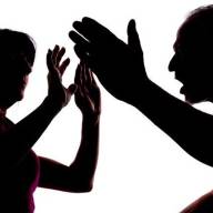“Tra i banchi, la voce del coraggio” – Una bambina denuncia la violenza domestica: la scuola presidio di speranza e giustizia