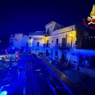 Esplosione nella notte all'Arenella: crolla parzialmente una palazzina sopra una gelateria. Evacuati i residenti, nessun ferito