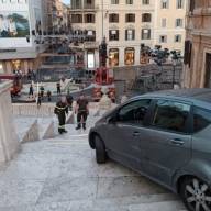 Roma - 81enne scende in auto la scalinata di Trinità dei Monti: illeso, fermato dalla polizia