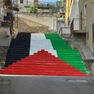 La scalinata di Villarosa tra solidarietà e polemica: un simbolo per Gaza divide la politica locale