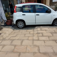 Enna, auto davanti allo scivolo per disabili: una barriera alla mobilità
