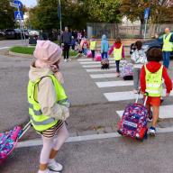 Enna sperimenta il Pedibus: oltre 150 bambini a piedi verso la scuola