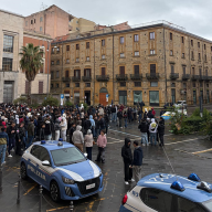 Enna, studenti in piazza sotto la pioggia per chiedere un futuro meno incerto